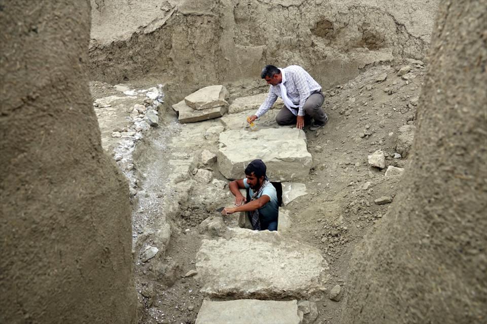 <p>Urartu Kralı II. Sardur tarafından Van'ın Gürpınar ilçesinde inşa edilen Çavuştepe Kalesi'nde 2004'teki kazı çalışmalarında bulunan 2 bin 800 yıl öncesine ait kanalizasyon sistemi, gün yüzüne çıkarıldı.</p>
