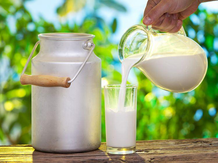 <p><strong>5. Günde 2-3 bardak süt içere yoğurt tüket</strong></p>
<p>Protein grubu zayıflamayı hızlandırır. Aynı zamanda kas kitlesini koruyup artırmak, sporla desteklendiğinde iyi sonuçlar verir. </p>