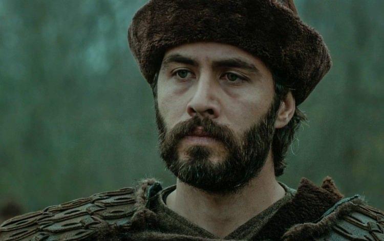 <p>Diriliş Ertuğrul'daki ancak ölen bir karakter olan Kaya-Alp ile aynı özellikleri taşıyan Kjaer, tam bir yiğit savaşçı.</p>
<p> </p>
