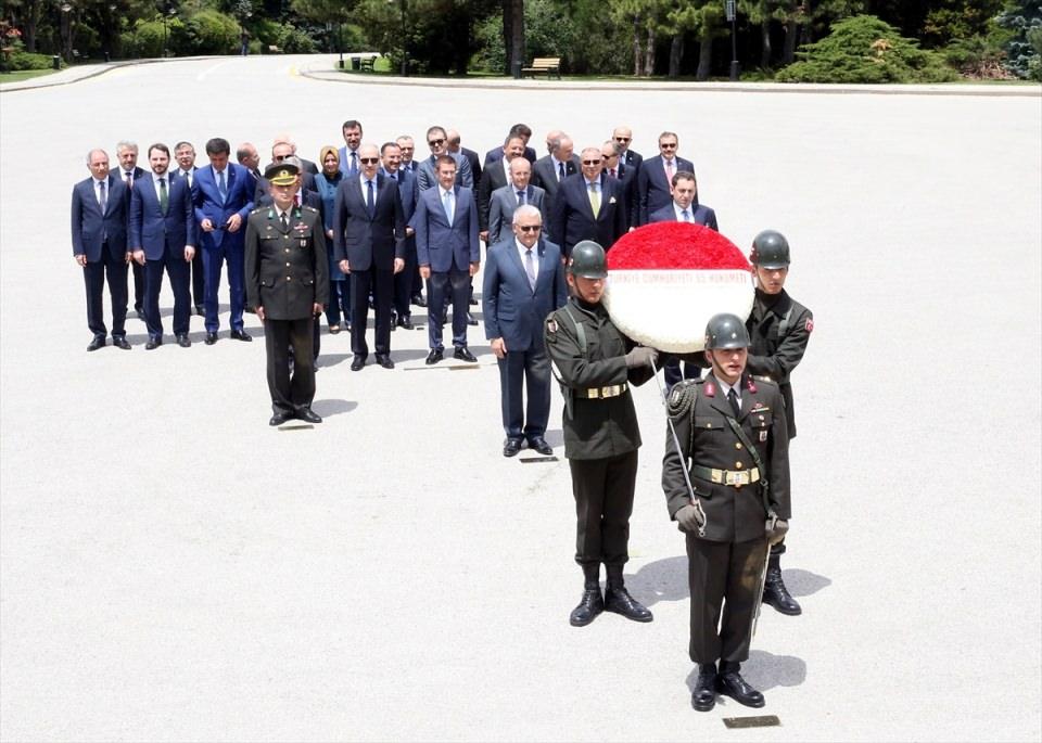 <p>Başbakan Binali Yıldırım'ın kurduğu 65. Hükümet üyeleri, Anıtkabir'i ziyaret etti. </p>
