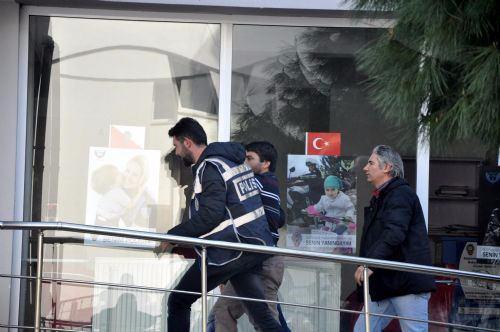 <p>Konvoy ile birlikte Rize’den Fenerbahçe kafilesini takip edip olayı gerçekleştiren arkadaşına bilgi veren şahsın Emre A. (30) olduğu, av tüfeği ile Sürmene ilçesi girişinde ormanlık alana saklanarak pusu kurup otobüse 2 el ateş eden şahsın ise Nihat S. (37) olduğu ileri sürüldü.</p>

<p> </p>
