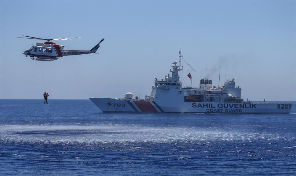 <p>Tatbikatı KKTC Güvenlik Kuvvetleri Komutanı Tümgeneral Erhan Uzun, Sahil Güvenlik Komutanı Tümamiral Hakan Üstem, Akdeniz Bölge Komutanı Tuğamiral Atilla Demirhan başta olmak üzere yabancı ülkelerden gelen askeri gözlemciler izledi.</p>

<p> </p>
