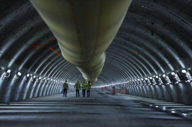 <p> İş güvenliği kurallarının eksiksiz uygulandığı projede, 2 bin 124 çalışan görev alırken, 250 iş makinesi kullanıldı.</p>