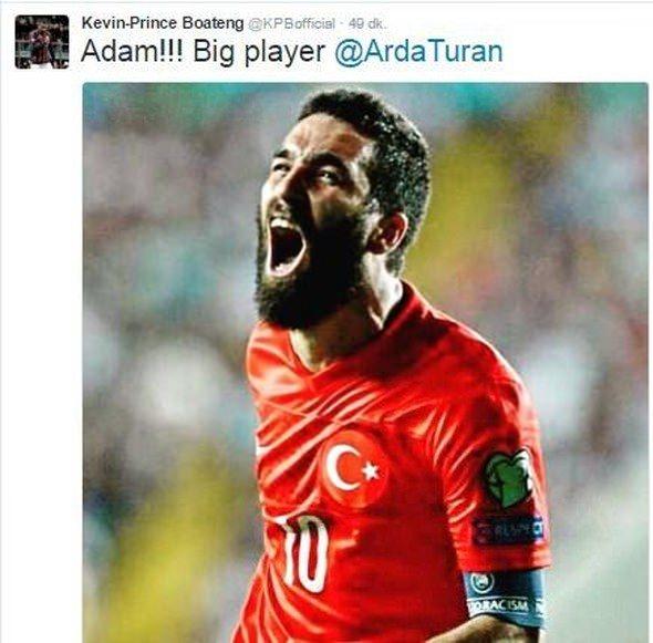 <p>Milan'da forma giyen Ganalı futbolcu Kevin-Prince Boateng, Arda Turan için Türkçe 'Adam!!! Büyük oyuncu' diye yazdı</p>

