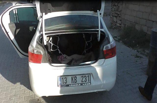 <p>VAN - MERKEZ</p>

<p>Ekipler rutin ring görevini ifa ettikleri esnada durumundan şüphelenilen 13 KB 231 plakalı Citroen marka aracı durdurmuş, bu esnada araçtan bir şahıs kaçmış, araç içerisinde bulunan 2 şahıs ise yakalanarak gözaltına alınmıştı. Araçta yapılan aramalarda; 3 adet kaleşnikof silah ve 1 adet tabanca ele geçirilmişti.</p>
