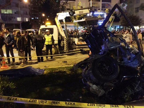 <p>Adana'da meydana gelen trafik kazasında ikiye bölünen otomobilde bulunan 1 kişi ölürken, 1 kişi de ağır yaralandı.</p>
