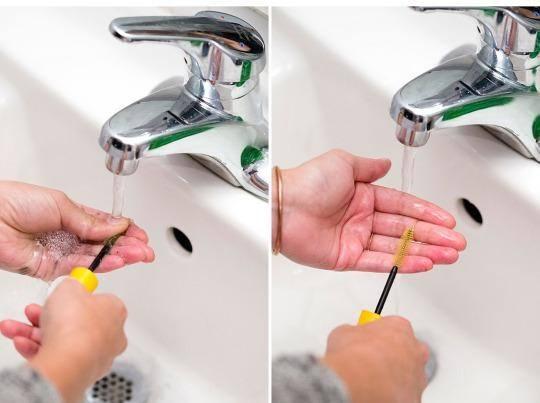<p>Maskara ile yapılacak işlemlerden önce fırçayı sabunlu suyla yıkayarak iyice temizlendiğine emin olalım.</p>
