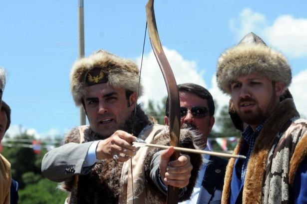 <p>AK Parti Grup Başkanvekili Mahir Ünal'ında ok attığı etkinlikte, Erdoğan'a, Avasım Derneği tarafından ok takımı hediye edildi.</p>

<p> </p>
