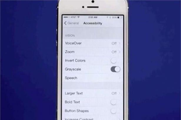 <p>iOS 8'le birlikte iPhone'unuzu tamamen siyah beyaz hale getirebilirsiniz. Bunun için Ayarlar>Genel>Erişilebilirlik'e gitmeniz yeterli.</p>
