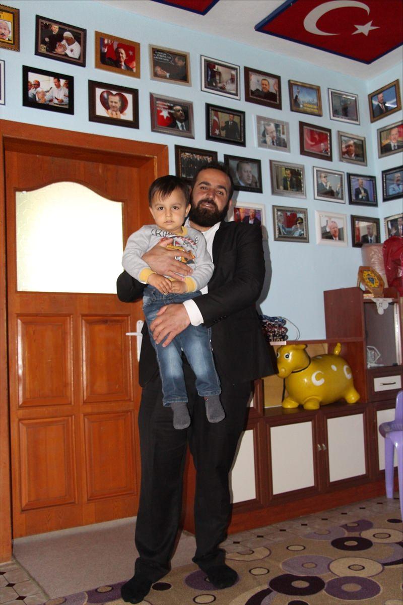 <p>Sevgi anlatılmaz, yaşanır. Milyonlarca seveni var, onlardan birisi de benim. Sayın Cumhurbaşkanımızı çok seviyoruz." ifadesini kullandı.<br />
<br />
<br />
<a href="http://video.haber7.com/video-galeri/89974-erdogan-sevgisiyle-bakin-neler-yapti" target="_blank"><span style="color:rgb(255, 215, 0)">HABERİN VİDEOSUNU İZLEMEK İÇİN TIKLAYIN...</span></a></p>
<p> </p>
