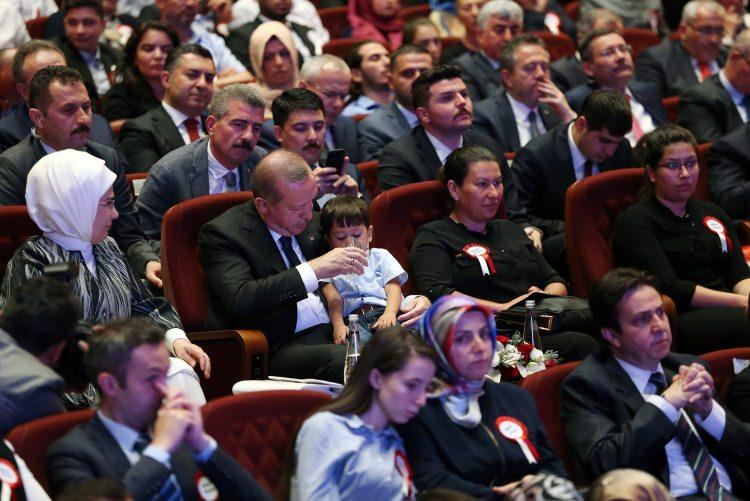<p>Cumhurbaşkanı Recep Tayyip Erdoğan, Beştepe Millet Kongre ve Kültür Merkezi'nde düzenlenen 15 Temmuz Şehitleri Anma Programı'na katıldı. Cumhurbaşkanı Erdoğan ve eşi Emine Erdoğan, programa katılan şehit ve gazi aileleri ile yakından ilgilendi.</p>