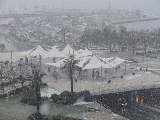 <p>Kar yağışı nedeniyle zor anlar yaşayanlar da oldu. İzmir Çevreyolu, Balçova bağlantısında trafik sıkışıklığı meydana geldi. Bazı araçların kaydığı yolda, buzlanma riski nedeniyle belediye otobüsleri yol kenarına park etti.</p>
<p> </p>