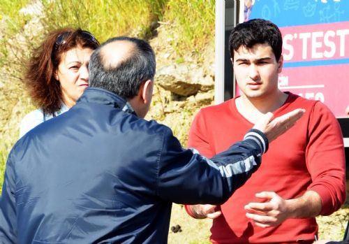 <p><strong>BABAYI YAKINLARI SAKİNLEŞTİRDİ</strong><br />
 <br />
Korkuya kapılan sürücü E.K., cep telefonundan ulaştığı babası 46 yaşındaki Önder K.yıi kazadan haberdar etti. </p>
