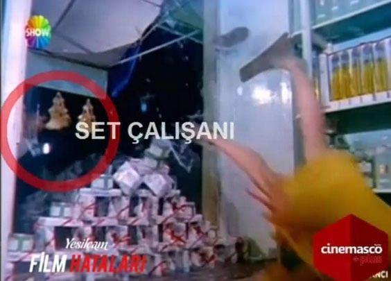 <p>"Bir Yabancı" filminde Necla Nazır diye mağazanın vitrinine cansız manken atan set çalışanı gözlerden kaçmıyor. </p>
<p> </p>