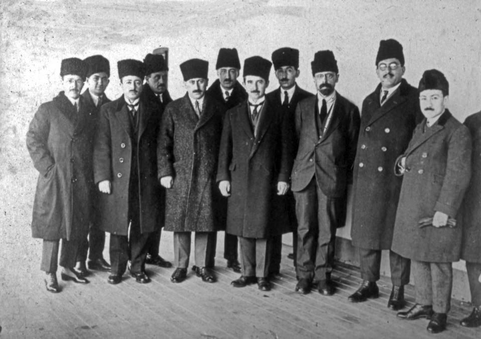 <p><strong><span style="color:#FFD700">Türkiye-Suriye Sınırı</span><br />
</strong><br />
Fransızlarla imzalanan Ankara Anlaşması'nda çizilen sınırlar kabul edilmiştir.</p>
<p> </p>