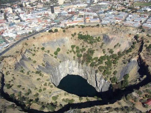 <p>Kimberley çukuru, Güney Afrika'da bir elmas madeni.</p>

<p> </p>
