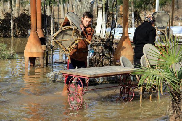 <p>Karaağa&ccedil; Mahallesi'ndeki &ccedil;ay bah&ccedil;esi, restoran ve evi olan vatandaşlar, eşyalarını dışarıya &ccedil;ıkararak binalarda temizlik yapıyor.</p>

<p>&nbsp;</p>
