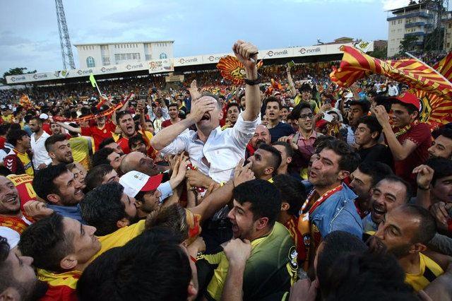 <p>Tarihi geceye teknik direktör İrfan Buz'un gözyaşları damga vurdu...</p>
