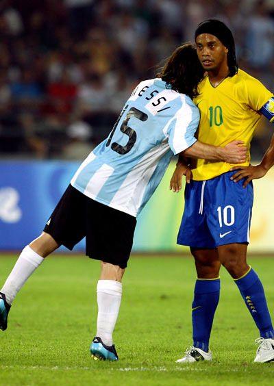 <p>LIONEL MESSI</p>
<p>''Ronaldo mu yoksa sen mi diye soranlara, Ronaldinho'nun hala hayatta oldugunu söyleyip konuyu kapatıyorum. ''</p>