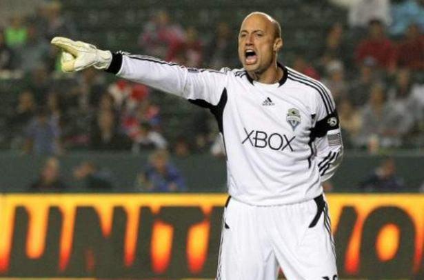 <p>KASEY KELLER<br />
<br />
4 kez Dünya Kupasına katılan ABD'li kaleci, arabasından golf sopasını çıkardığı esnada sopaları dişine çarpmış ve ön dişlerinden birkaçını kırmıştı.</p>