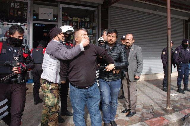 <p>Adana Emniyet Müdürlüğüne bağlı terör, özel harekat, uyuşturucuyla mücadele, çevik kuvvet ve asayiş ile ilçe emniyet müdürlüğü ekipleri, zaman zaman yasa dışı gösterilerin düzenlendiği ve uyuşturucu ticaretinin yapıldığı Ceyhan ilçesindeki mahallelerde denetim gerçekleştirdi.<br />
<br />
<a href="http://video.haber7.com/video-galeri/81570-reis-talimati-verdi-ozel-harekat-kabus-gibi-coktu" target="_blank"><span style="color:rgb(255, 215, 0)"><strong>VİDEO İÇİN TIKLAYIN</strong></span></a></p>
<p> </p>
<ul>
</ul>
<ul>
</ul>