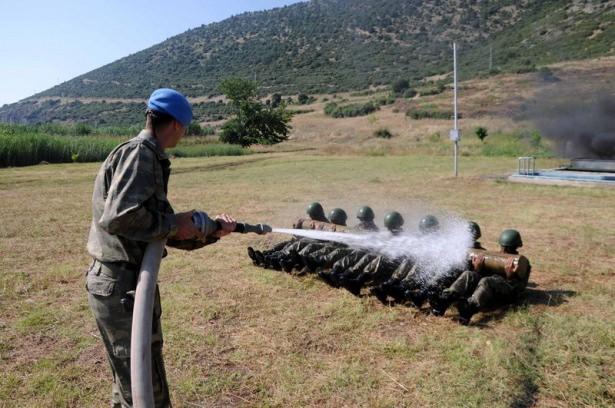 <p>Eğitimlerinin tamamlamasının ardından gerçekleştirilen tatbikat, komandoların, düşman muharebe merkezini yok etmek için belirlenen hedefe botlarla düzenlenen kıyıya çıkarma harekatıyla başladı.</p>

<p> </p>
