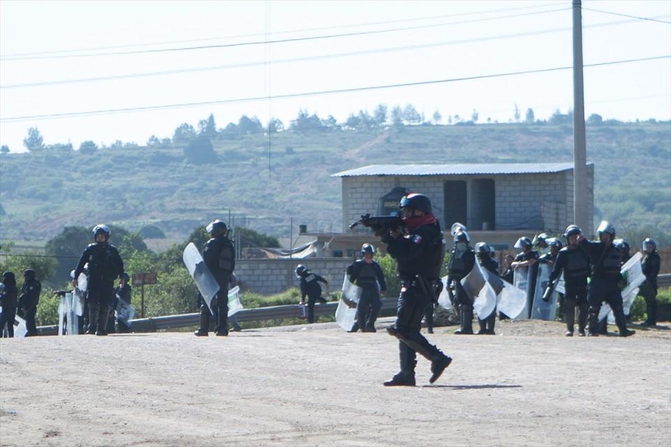 <p>Yetkililer, eyalet genelinde devam eden protestolar sırasında polisin, g&uuml;venlik g&uuml;&ccedil;lerine taş ve molotofkokteyli atıp ara&ccedil;ları ateşe veren g&ouml;stericilere ateş a&ccedil;arak m&uuml;dahale ettiğini s&ouml;yledi.</p>

<p>&nbsp;</p>
