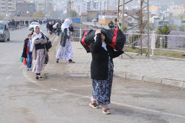 <p>Vatandaşların bir bölümü yanlarına aldıkları eşyaları yükledikleri araçlarıyla çevre köyler başta olmak üzere Şırnak, Batman ve Mardin'e gitti.</p>
<p> </p>