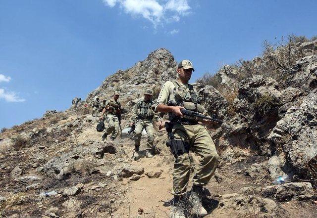<p>Mehmetçiklerden biri başından vurulmuştu. Şehit düştüğünde parmağı hâlâ tetiğin üstündeydi. Şarjöründe iki mermi kalana kadar teröristlerle savaştığı görüldü. Silahı naaşından ayrılmak istendiğinde ise Mehmetçik silahını vermedi! Silah arkadaşları, onun silahının kabzasını kavrayan parmaklarını açamadı. Naaşa kıyamadan yapılan uzun uğraşlardan sonra şehidin elinden silahını alabildiler. Ve o Mehmetçik, “Silahını elinde tutarcasına” defnedildi.</p>

<p> </p>

