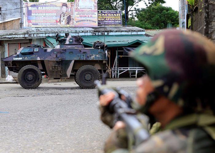 <p>Militanlar Marawi'de rehineleri ele geçirdikleri katedralle birlikte bir belediye, bir cezaevi ve iki okulu da yaktı.</p>
<p> </p>
