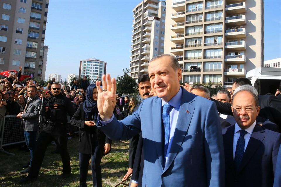 <p>Cumhurbaşkanı Recep Tayyip Erdoğan, helikopterle Mersin'e geldi. Erdoğan'ı taşıyan helikopter, merkez Yenişehir ilçesindeki Tevfik Sırrı Gür Stadı'na iniş yaptı. </p>
