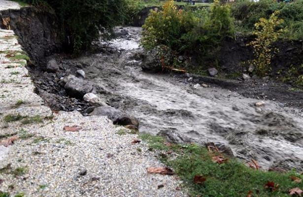 <p>Sakarya'nın Sapanca ilçesinde sağanak nedeniyle Kurtköy deresinin taşmasıyla bir sitenin yolunda çökme meydana geldi.</p>
<p> </p>