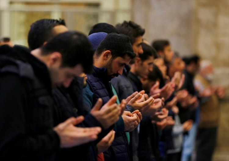 <p>Müslüman alemi için üç ayların müjdecisi olan Regaip Kandili nedeniyle vatandaşlar, Ankara'da Ahmet Hamdi Akseki Camii'ne gelerek dua etti, namaz kıldı.</p>
<p> </p>