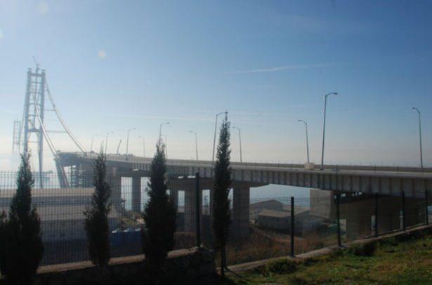 <p>Toplamda 433 kilometre uzunluğundaki İzmir otoyolu projesinin büyüklüğü 10 milyar dolar. 2009 yılında ihaleye çıkan İzmir otoyolu yap işlet devret modeli ile inşa ediliyor. Köprünün temel atma töreni 29 Ekim 2010 tarihinde gerçekleştirildi.</p>

<p> </p>
