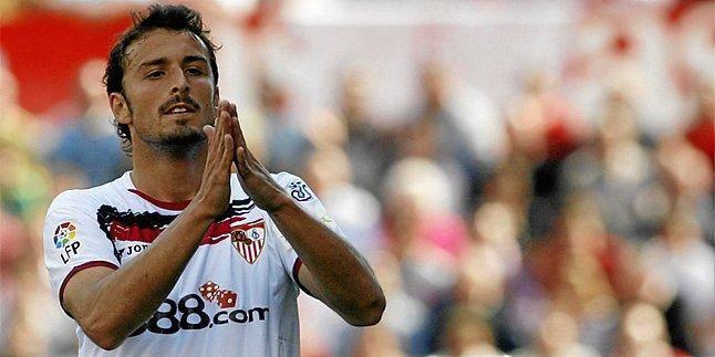 <p><strong>Puerta'nın dramatik ölümü</strong></p>
<p>Sevilla’nın çıkış yakaladığı, 2 UEFA Kupası, 1 Süper Kupa ve İspanya Süper Kupası'nı kazanan kadronun önemli isimlerinden Antonio Puerta 25 Ağustos 2007 tarihinde oynanan ligin açılış maçında kalp krizi geçirerek yere yığılmış ve bilincini kaybetmişti. 22 yaşındaki genç yıldız kaldırıldığı hastanede 48 saatlik yaşam mücadelesini kaybetmiş ve spor severleri yasa boğmuştu.</p>