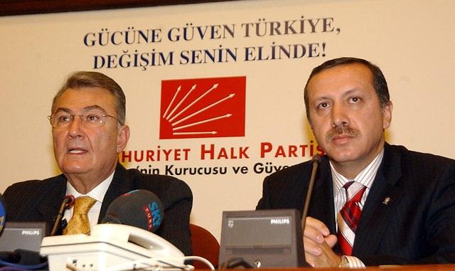 <p><strong>17 Kasım 2002</strong><br />
<br />
AK Parti Genel Başkanı Recep Tayyip Erdoğan, Çevre Sokak'ta bulunan CHP Genel Merkez'inde CHP Genel Başkanı Deniz Baykal ile biraraya geldi.</p>

<p> </p>
