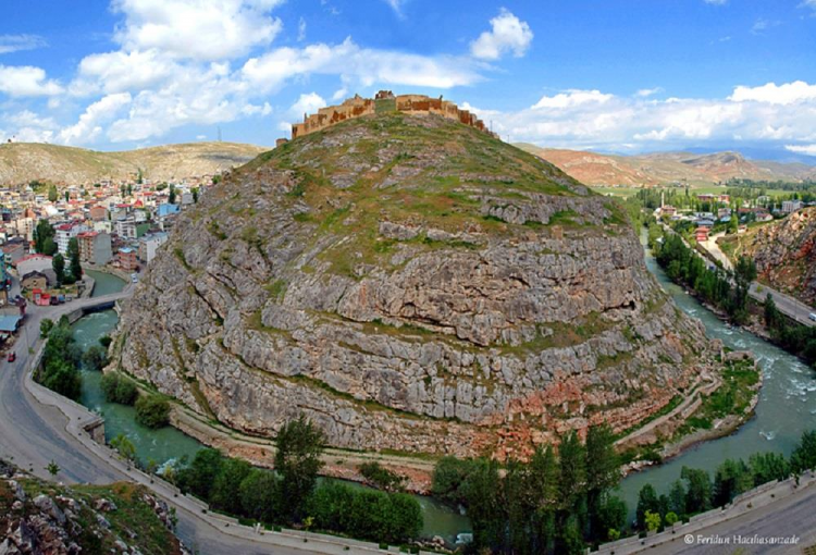 <p>Bayburt<br />
<br />
Nüfusu: 90 154 <br />
Toplam otomobil sayısı: 6 201<br />
Kaç kişiye bir otomobil düşüyor: 14,5</p>