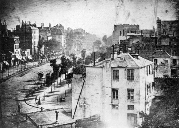 <p>İnsan figürü içeren ilk fotoğraf. Bir adam ayakkabılarını boyatıyor. (1838)<br />
<br />
<em>"Tapınak Bulvarı" (Boulevard du Temple), Paris, Louis Daguerre.</em></p>

<p> </p>

<p> </p>
