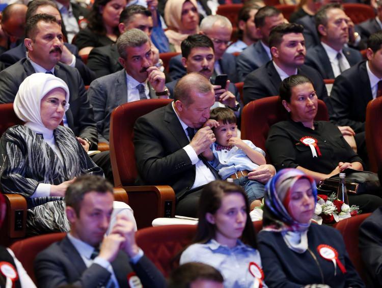 <p>Cumhurbaşkanı Recep Tayyip Erdoğan, Beştepe Millet Kongre ve Kültür Merkezi'nde düzenlenen 15 Temmuz Şehitleri Anma Programı'na katıldı. Cumhurbaşkanı Erdoğan ve eşi Emine Erdoğan, programa katılan şehit ve gazi aileleri ile yakından ilgilendi.</p>

