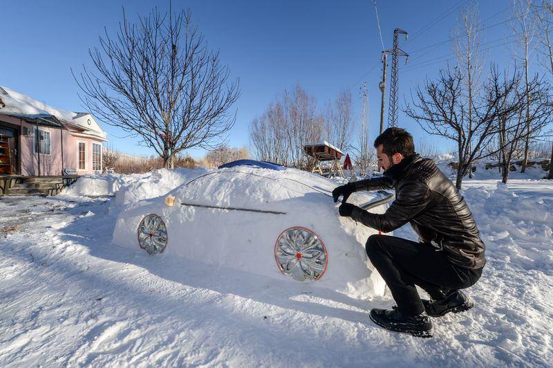 <p>Evlerinin önünde biriken karları temizleyen gençler, bir yandan da kardan otomobil yaparak keyfini çıkardı. </p>
