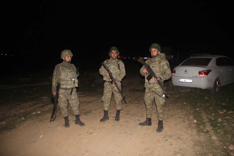 <p>İncelenmek üzere el konulan silah ve mühimmatların bulunduğu çuvallarda ayrıca not kağıtları bulundu. Güvenlik güçleri notlardan silah ve mühimmatların sınırın diğer tarafındaki Suriye'nin PYD denetimindeki Telabyad'dan getirildiğini ve sokağa çıkma yasağı ile operasyonların sürdüğü Mardin'in ilçelerindeki PKK'lılara gönderilmek istendiğini belirledi.  </p>
