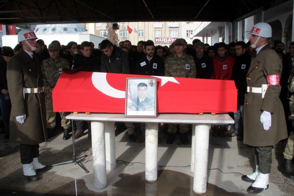 <p><strong> Topçu Astsubay Kıdemli Cavuş Önder - Elazığ</strong><br />
<br />
Fırat Kalkanı Harekatında şehit olan Topçu Astsubay Kıdemli Cavuş Önder Pınar'ın cenazesi, memleketi Elazığ'da son yolculuğuna uğurlandı. </p>

<p> </p>
