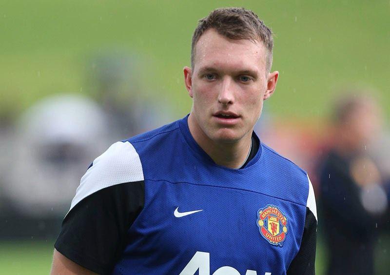 <p><strong>PHIL JONES</strong><br />
"Wayne Rooney antrenmanlarda mutlu ve gayet rahat. Hatta bize, o kötü şakalarından bile yapıyor."</p>
