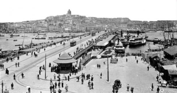 <p>Eminönü'nden Galata'ya bakış (1912 sonrası. Sebah&Joaillier)</p>
