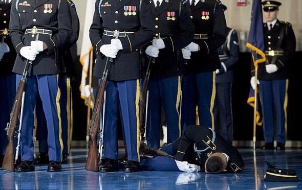 <p>Basına yansıyan fotoğraflarda, kendinden ge&ccedil;erek yere d&uuml;şen askere olayın yaşandığı anda kimsenin m&uuml;dahale etmediği g&ouml;r&uuml;l&uuml;yor.</p>

<p>&nbsp;</p>
