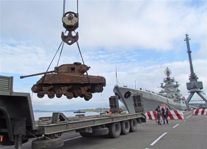 <p>Rusya Kuzey Filosu'nda görev yapan asker, karaya çıkarılan Amerikan tankını inceliyor.</p>
<p> </p>