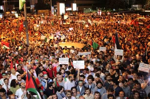 <p>Türkiye'nin pek çok kentinde İsrail'in Gazze'ye yönelik saldırıları, düzenlenen eylemlerle protesto edildi. İstanbul ve Ankara başta olmak üzere çok sayıda ilde, Gazze'deki saldırılarda hayatını kaybedenler için protesto gösterileri düzenlendi. </p>
