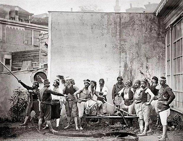 <p>Gönüllü itfaiyeciler, İstanbul, 1870'ler.</p>
<ul>
</ul>