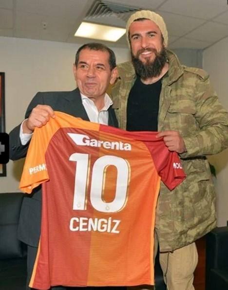 <p>Galatasaray Başkanı Dursun Özbek'in özel davetlisi olan Türk Telekom Arena Stadı'na gelen Diriliş Ertuğrul dizisinin oyuncuları başkan Özbek ile fotoğraf çektirdi.</p>
