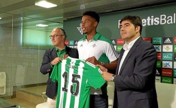 <p>Ryan Donk - Betis<br />
<br />
Parlak Kasımpaşa kariyerinin ardından Galatasaray'da düşüş yaşadı. Kiralık gittiği Real Betis'te de aranan kan olamadı. 7 maçta 505 dakika forma şansı buldu. Son haftalarda yine yedek kulübesine hapsoldu.</p>
